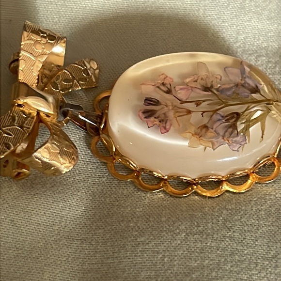 Vintage Floral Brooch Resin Pressed Real Flowers Pin gold tone - Picture 7 of 7